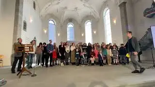 Ukrainische Flüchtlinge singen spontan im ökumenischen Gottesdienst in Teufen AR als Dank