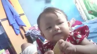 balita sedang makan kue