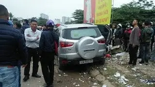 &Ocirc; t&ocirc; &ldquo;đi&ecirc;n&rdquo; đ&acirc;m h&agrave;ng loạt xe m&aacute;y ở H&agrave; Nội