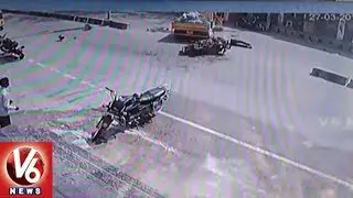 Caught On Camera | Speeding Bike Hits Auto In Mancherial | 2 Injured | V6 News