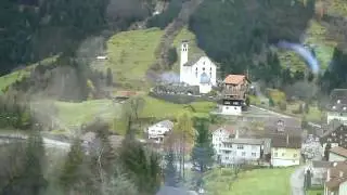 Gleich kommt die Kirche von Wassen