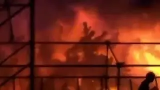 Feuerkatastrophe durch Farbpulver bei Konzert