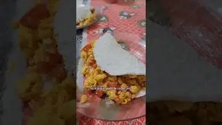 Caf&eacute; da manh&atilde; super f&aacute;cil: tapioca de ovos mexidos com tomate 🍅