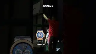 Israel B cantando en ScrapWorld 2024 con el reloj de moda.