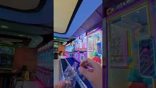 this Claw Machine was open?! with Hugsees plushies #mrkuya #arcade #cranegame #foryou #clawmachine