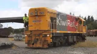Rerailing KiwiRail DCP4830 and the turning of DC4790 on the Otiria Triangle