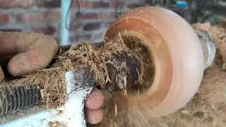 Taza en madera, arte en torno.