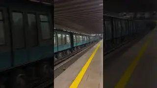Metro De Santiago | NS-93 N2072 saliendo de Rep&uacute;blica