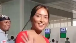 Artista Balot na Balot sa airport. Kathryn Bernardo friendly vs. Jane De Leon todo balot sa airport.