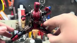Quick review on the marvel legends maximum ￼series Deadpool (first vid)