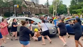 Когда автомобили не останавливаются перед протестующими