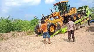 Melihat Secara Langsung Proses Menurunkan Alat Berat Graeder