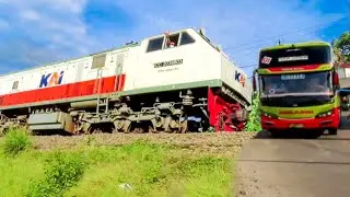 SENSASI BALAPAN DENGAN KERETA DI SISI LAUT MERAK | KERETA LOKAL MERAK VS MOTOR SCOOPY