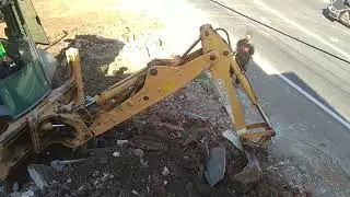 BONGKAR BANGUNAN PAKAI BEGO DOLZER EKSKAVTOR BEGO DI KESAMBEN BLITAR P3