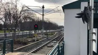 VTA Blue Line Light Rail arrives at Baypointe Station w/ a friendly operator