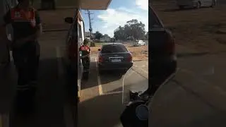 🤣consegimos🤔no apagan el auto para cargar nazta...bueno pegando calcos...