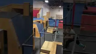 🦎 Bear Schneider scurries thru a curvy course in speed parkour class @ Apex Denver in Colorado △