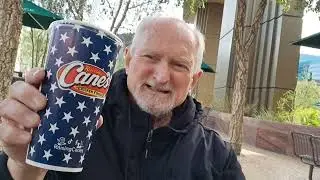 Обед на Лас-Вегас-Стрип. Дочка подарила мне подарочную карту в Raising Canes. Давайте воспользуем...