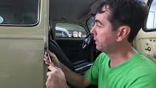 Como regular a porta do fusca. Saiba o Porque  de sua Porta estar Abrindo.