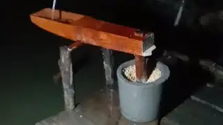 Using a stone mill and water power to pound corn / T52