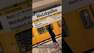 Berlin: U-Bahnhof Wutzkyallee nach Mitternacht. U-Bahn-Linie U7.