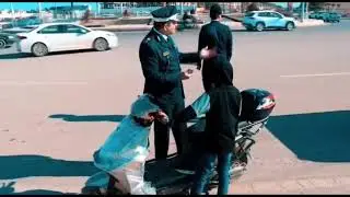 أطفال أحداث يقودون الدراجات في الطرقات الرئيسية 