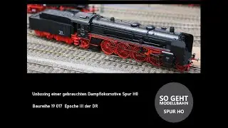 Unbox einer Modelleisenbahn Lokomotive der Baureihe 19 017 Bahnverwaltung - DR in Epoche 3.