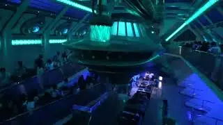 スペースマウンテンの施設の中。入り口から乗車まで。