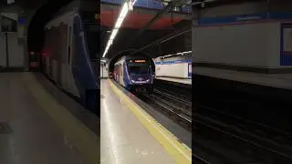 Metro de Madrid L8 cruce de serie 9000 y serie 8000 en Nuevos Ministerios