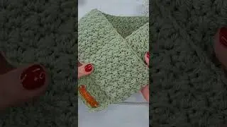 Вяжите крючком шарф с замочной скважиной. Бесплатный видеоурок на @crochetcabin6160.