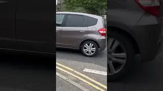 Confused driver parks right in front of pedestrian crossing at Brighton, England 🏴󠁧󠁢󠁥󠁮󠁧󠁿