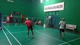 GILAK NGINTIP CHEN BARBER SEDANG WANING UP SEBELUM TANDING BADMINTON 