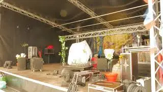 Timelapse montage de sc&egrave;ne au camping Capfun Les Huttes
