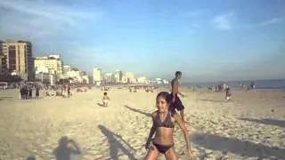 dando um chute...