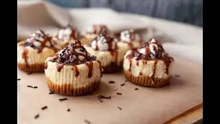 Мини-чизкейки с кусочками Сникерс. / Mini cheesecakes with Snickers