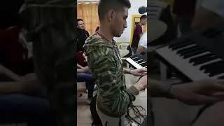 EL CHILY TOCANDO EL TECLADO EN EL GRUPO RED