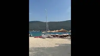 Wow busy beach.   #youtuberecommendations #algorithm