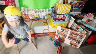 Speed Racers Hot-Wheells Dancing Happy Feet Costume Minions Unboxing Random