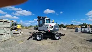 Koparka kołowa TEREX TW85 z  paletą kostki.