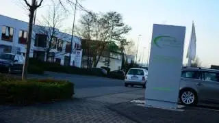 Leuchtpylon mit ausgelaserten Buchstaben