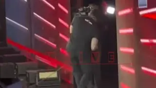 Роман Рейнс уморительно вышел из образа, чтобы подразнить операторов 🤣🤣🤣 после того, как WWE RAW ...