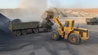 Caterpillar 980C Wheel Loader Loading attract cool on truck Big Stone, crusher