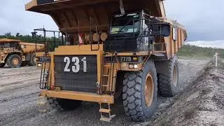 CATERPILLAR DUMP TRUCK ○ cat 777D