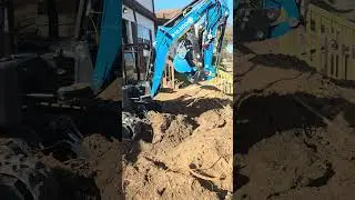 Rippa R10 Chinese mini excavator  at work.