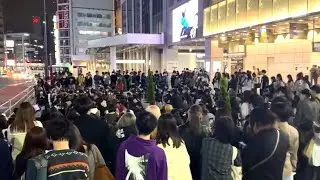 【 衝撃 】人気が凄すぎて大きな人集りがっ‼︎  路上で聴けるうちに聴いた方がいいオリジナル曲ばかりです！ きゃない  新宿路上ライブ2022.4.16