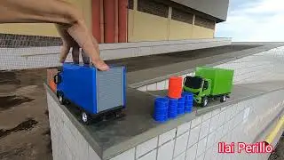 Caminh&atilde;o Bau Viajando e Transportando  Mercadorias na Rodovia.
