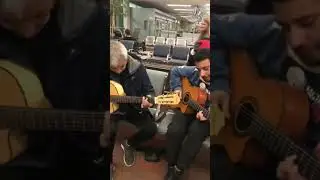 Peteco Carabajal guitarreando en aeroparque