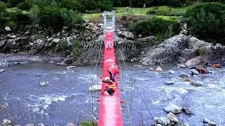 Des villageois construisent un pont pour permettre aux enfants d&rsquo;aller &agrave; l&rsquo;&eacute;cole