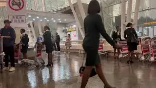 Encounter a group of beautiful black flight attendants, do you know that the airline belongs to?
