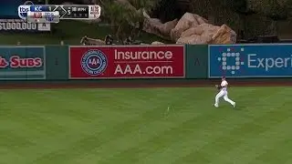 KC@LAA Gm1: Trout has trouble in center on fly ball